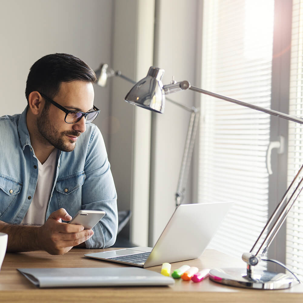 man at desk applying for 500 loan